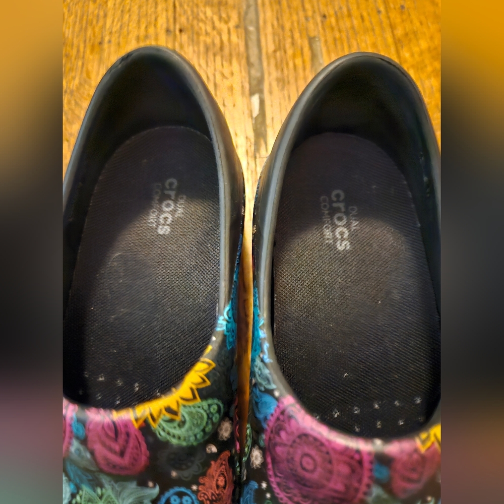 CROCS Women's Multicolor Patterned Clogs Sz 7 -Preloved- - Picture 7 of 8